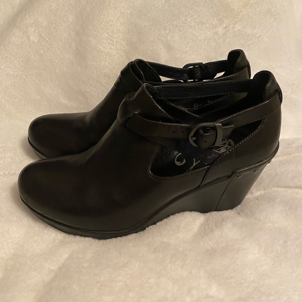 Dansko Black Wedge Shoes 🖤
